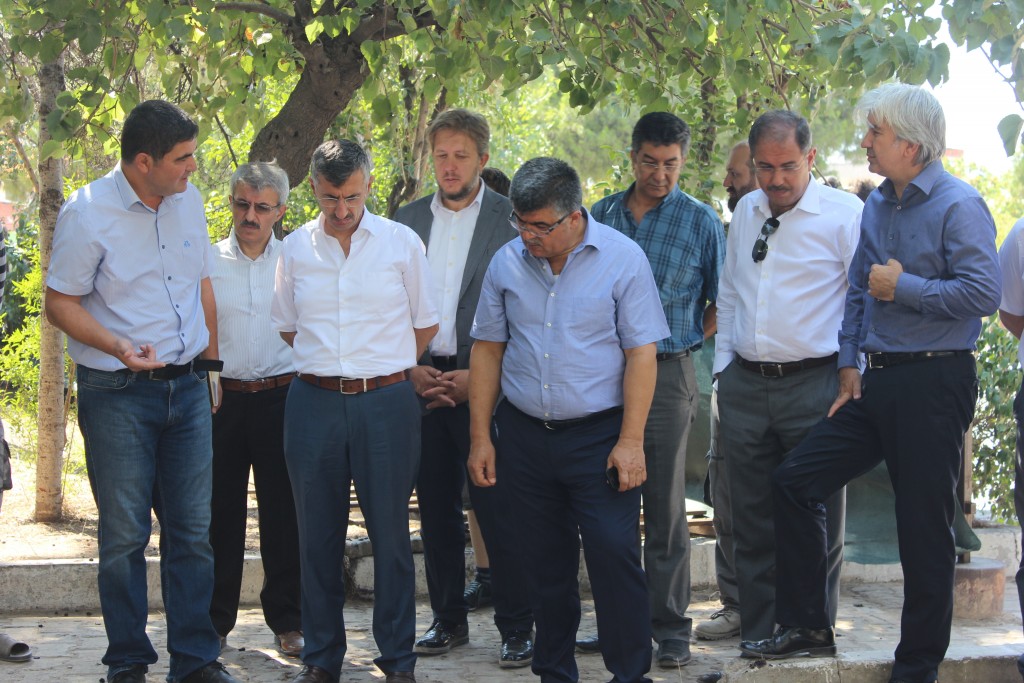 27.08.2015 tarihinde Manisa Valisi sayın Erdoğan Bektaş,Vali Yardımcısı Sayın Yakup Tat, Akhisar Kaymakamı sayın Kaan Peker, Akhisar Belediye Başkanı sayın Salih Hızlı, İl Kültür ve Turizm Müdürü sayın İbrahim Sudak, Celal Bayar Üniversitesi Rektör Yardımcısı sayın Prof.Dr Muzaffer Tepekaya, , Akhisar Belediye Başkan Yardımcısı sayın Ömer İşçi, Akhisar Belediyesi Kültür ve Sosyal İşler Müdürü sayın Nadir Güven kazımızı ziyaret ederek kazı çalışmaları hakkında Kazı Başkanı Prof.Dr Engin Akdeniz ve Kazı Başkan Yardımcısı  Yrd.Doç.Dr Aydın Erön’den bilgi aldılar. Ziyaret sırasında Bakanlık Temsilcisi Erkan Mirik de hazır bulundu. Ziyaretin ardından konuklarla birlikte Akhisar Ulu Camii ve Kayalıoğlu Tarım Okulunda incelemelerde bulunuldu. 